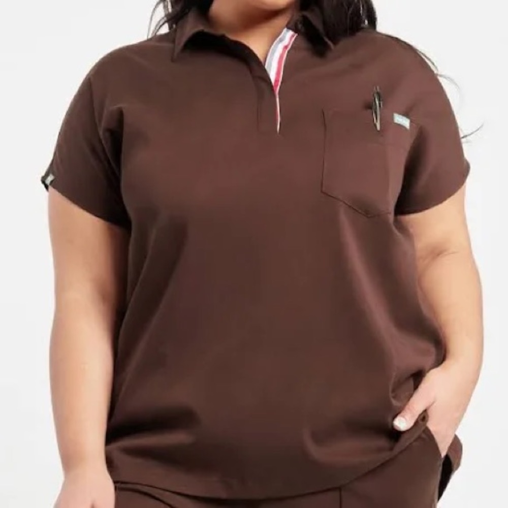 MEDICLO scrubs- brown Capri top (L) and Catalina Jogger (L) 🐻🥥🤎